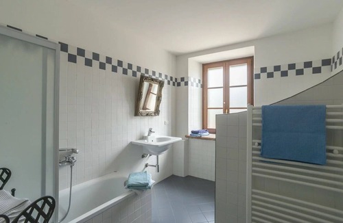 Agello Bed & Breakfast | Nice room for 6 guests with WIFI, A/C, private pool, TV, veranda and pets allowed, close to Peru.