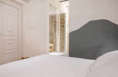 Fermo Bed & Breakfast | OGNISSANTI GUESTHOUSE - SIBILLINI DEPENDANCE Double-bed room with private bathroom and Turkish bath