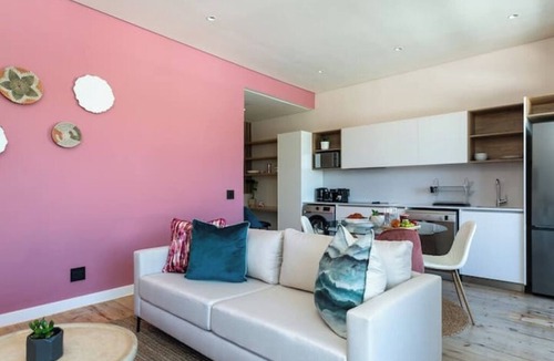 Sea Point Apartment | Panoramic Peaks 300m from Sea w/Mountain View