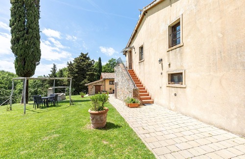 Chianciano Terme Apartment | 'Papavero' Room with Mountain View, Shared Pool and Wi-Fi