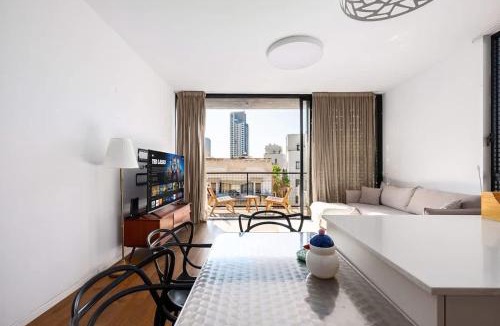 Kerem HaTeimanim Apartment | Perfect Beach Getaway Steps from Carmel Market