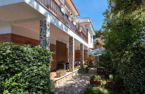Fregenae Villa | Pinewood House, villa in Fregene 2 steps from the sea, and 40 minutes from Rome