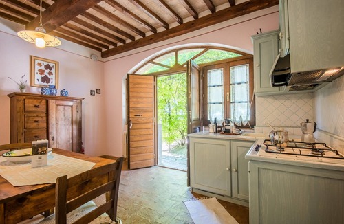 Sant'Angelo In Colle House | Podere Giardino Wine & Bed – Glicine Apartment: Country House with Pool, Wi-Fi & AC