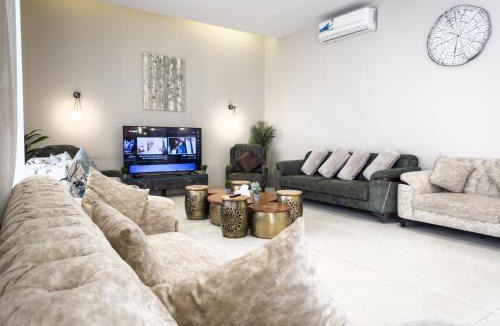 Riyadh Ski Chalet | Pool Chalet W Green Garden & BBQ Relax باشن 3 غرفة سينما & PS5