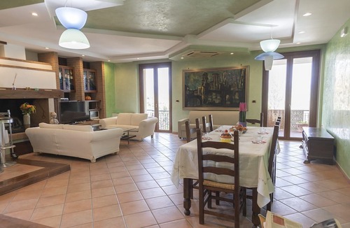 Gualdo Cattaneo House | Private villa in Umbria with a swimming pool – Villa Rita – Sleeps: 20