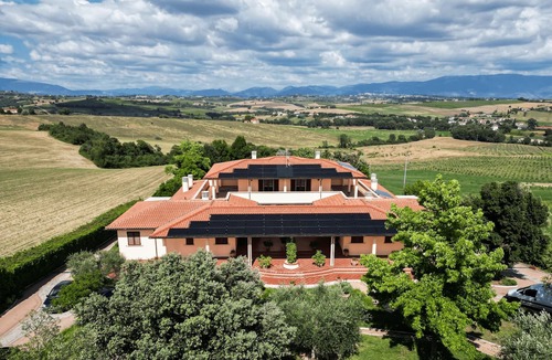 Gualdo Cattaneo House | Private villa in Umbria with a swimming pool – Villa Rita – Sleeps: 20