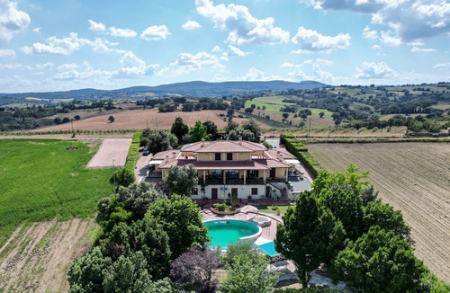 Gualdo Cattaneo House | Private villa in Umbria with a swimming pool – Villa Rita – Sleeps: 20