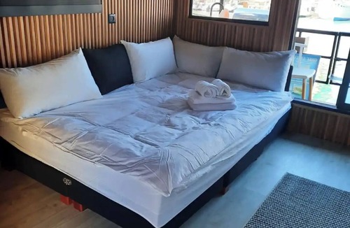 Be'er Ora Boat Rental | RedSeaSuite Duplex Suite + Attached Car
