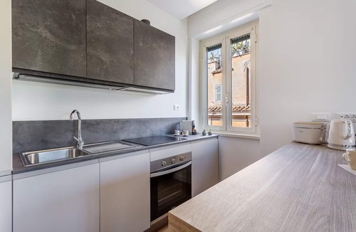 Monti Apartment | Refurbished!Exceptional Colosseum Views Roman Charm Meets Contemporary Style