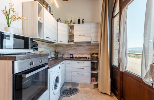 Montalcino Apartment | Sant'Antimo Montalcino Holiday Home with Garden View and Private Parking