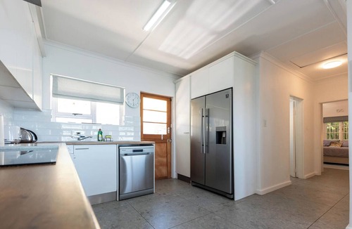 Gordons Bay Central Cottage | Seaside Cottage - 2 bedroom central apartment 2 min walk to beach.