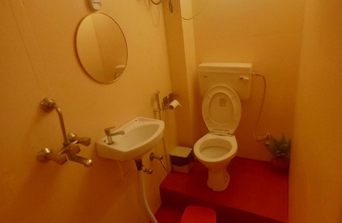 Varanasi Bed & Breakfast | Shades of Kashi with an artistic and cozy stays for couple and family.