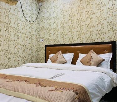 Sigra House | Shri Kamla stays near Kashi Vishwanath temple