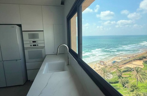 Netanya Apartment | Skyline by the sea