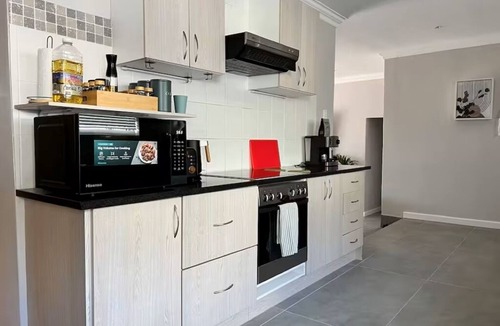 Mountainside House | Spacious 4-bedroom house in lovely Cape Town with AC