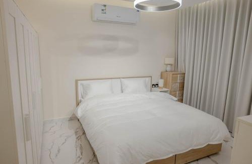 Al Hamra Apartment | Spacious Middle Floor Apartment Central Location