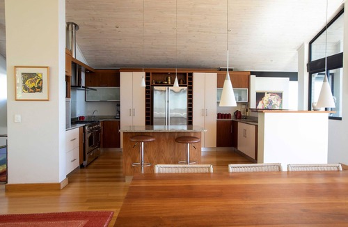Camps Bay Villa | Spacious villa on the slopes of Table Mountain with a pool and sea views