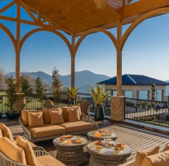 Baldeyan House | StayVista at Raj Bagh with BBQ & Bonfire - Mashobra