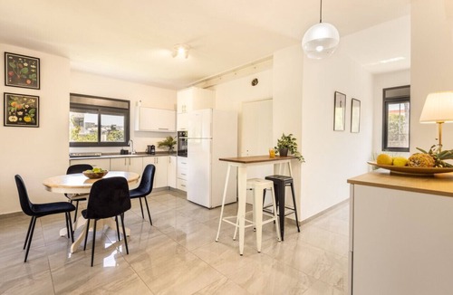 Haifa Apartment | Stylish 3BR City Stay Near Baháʼí Gardens