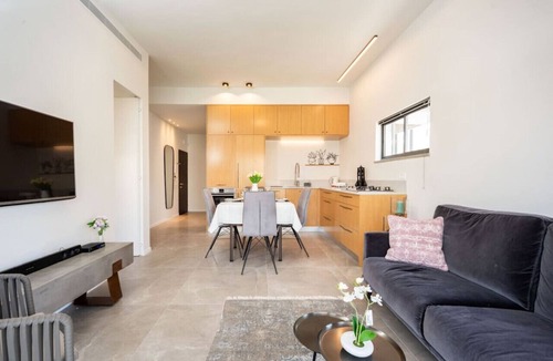 Tel Aviv Apartment | Stylish Apartment with Cozy Vibes by Sea N Rent