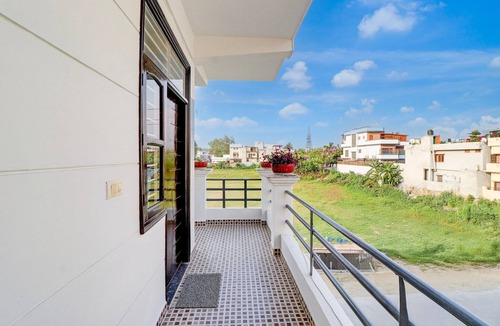Dehradun House | Super Hotel O Shimla Bypass Road ISBT