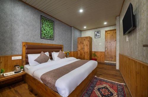 Fagu Apartment | The Misty Heights l Rooms and Restaurant l Family Groups & Events l Open Air Lawn l Kufri by Exotic Stays