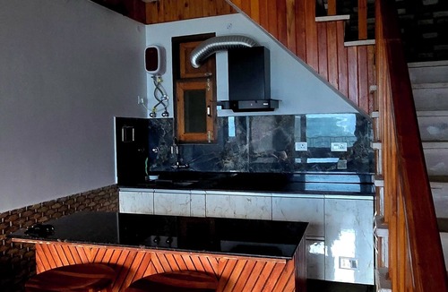 Kumharsain House | Tranquil 4-bedrooms in Narkanda. Nestled in the middle of Apple Orchards