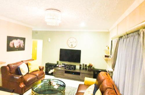 Uvongo House | Tranquil Coastal Home with Pool Family-Friendly Stay