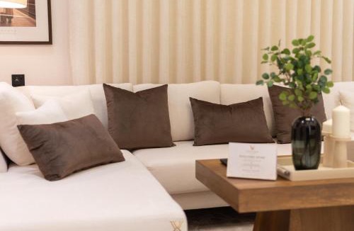 Al-Rawdah Apartment | Velora Living Royal 2BR Apartment 70 TVمكرر