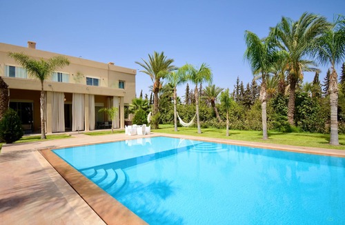 Oulad Hassoune Villa | Vila 1400m2. Terrain 1 ha. 7 suites avec SDB, cheminée et dressing. Piscine.
