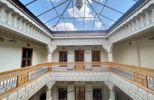 Oulad Hassoune Villa | Vila 1400m2. Terrain 1 ha. 7 suites avec SDB, cheminée et dressing. Piscine.