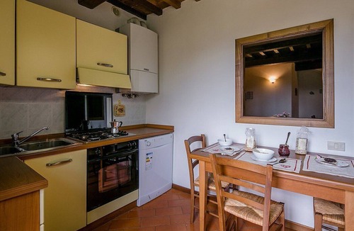 Pieve di Chio House | Villa Angelisa A: A characteristic and welcoming apartment surrounded by meadows and by green hills, with Free WI-FI.