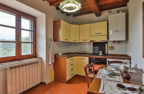 Pieve di Chio House | Villa Angelisa A: A characteristic and welcoming apartment surrounded by meadows and by green hills, with Free WI-FI.