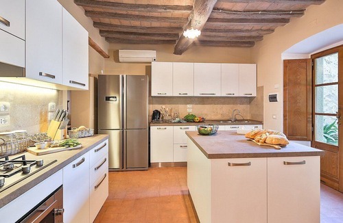Ferretto Villa | Villa Coraline: A characteristic and welcoming two-story age-old farm house made of stone and situated a few miles from the shores of Lake Trasimeno, with Free WI-FI.