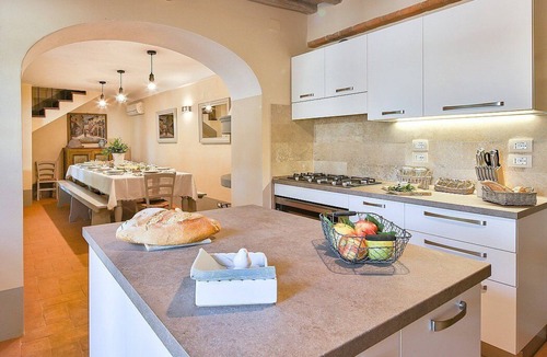 Ferretto Villa | Villa Coraline Grande: A characteristic and welcoming two-story age-old farm house made of stone and situated a few miles from the shores of Lake Trasimeno, with Free WI-FI.