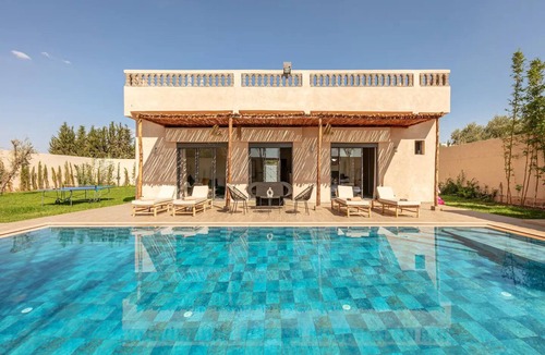 Chwiter Villa | Villa Leila: Modern Oasis of Relaxation with Heated Pool and Landscaped Garden