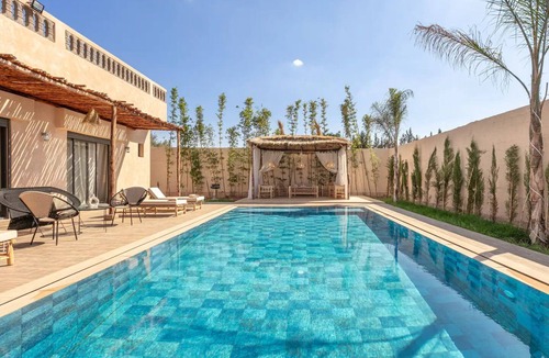 Chwiter Villa | Villa Leila: Modern Oasis of Relaxation with Heated Pool and Landscaped Garden