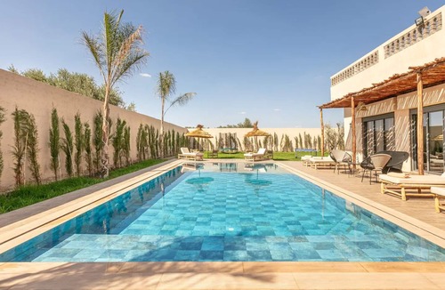 Chwiter Villa | Villa Leila: Modern Oasis of Relaxation with Heated Pool and Landscaped Garden