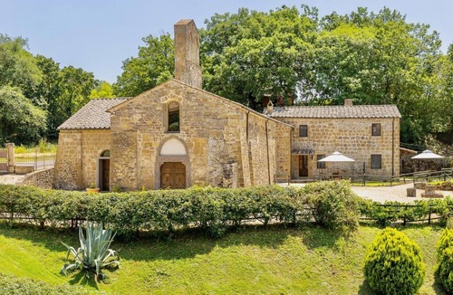 Sorano Villa | Villa of approximately 150 m2 located on the ground floor and on two levels with air conditioning, independent heating and wi fi line.Composed of a large living room with independent equipped kitchen, fridge, microwave oven, toaster, sofa and satellite t