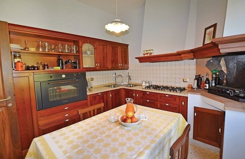 Capodacqua Villa | Villa Ovidia Grande: A three-story age-old farm house surrounded by the greenery, with Free WI-FI.