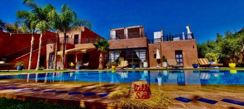 Sidi Abdallah Ghiat Villa | Villa Scil de luxe, Piscine chauffée, 3 Suites, Hamam, Jacuzzi extérieur, Bar détente avec Billard, salle de sport, service Baby Sitter, option gouvernante, vue sur l'Atlas, Parkings Privé, Pas de Vis à Vis !