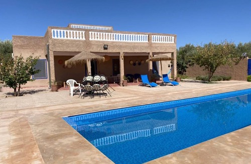 Ait Azzi House | Villa Très Calme, à 23km de L'aéroport Menara