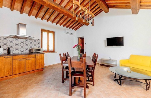 Chiusi Villa | Villa Uvetta Grande: A characteristic and welcoming two-story age-old farm house situated in the heart of the Tuscan countryside, with Free WI-FI.