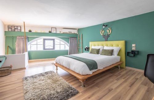 Jaffa Apartment | Vintage Duplex Apartment by the Beach/Flea Market District
