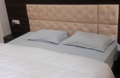 The Mall Road House | Wonder lake view inn A comfort and quite stay guest house in mussorie