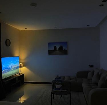 استديو انيق بحي العقيق ببلكونه خارجيه ودخول ذكي