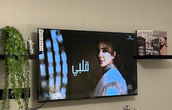 استديو مودرن حديث هادئ