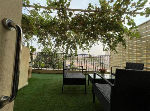 شقةكبيرة 4 غرف نوم وصالة بلكونه Large apartment with 4 bedrooms, a living room and a balcony