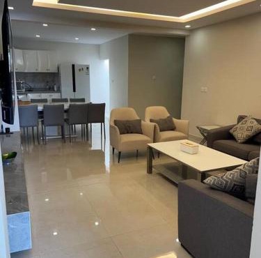 شقة عائلية غرفتين نوم وصالة ومطبخ-Family apartment with two bedrooms, a living room and a kitchen