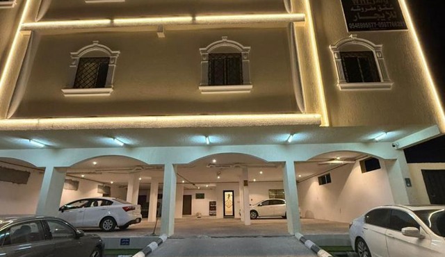 شقق وهل